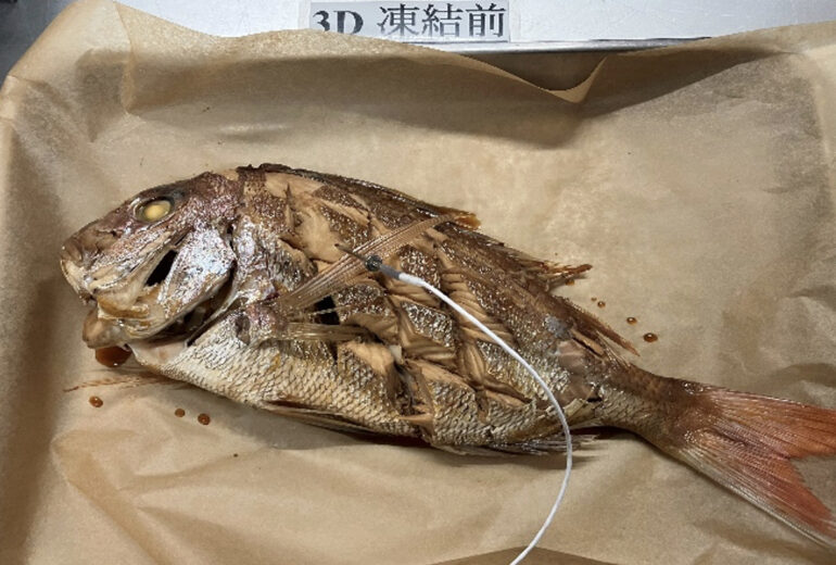 トレーに載せられた鯛の煮付け