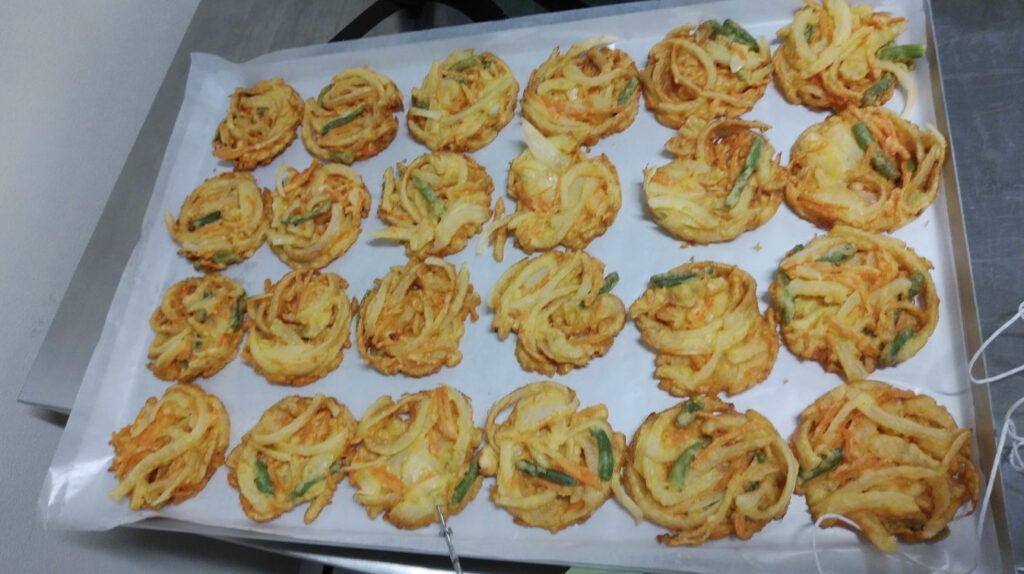 トレーに並べられたたくさんのかき揚げ