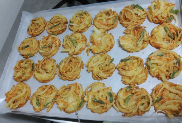 トレーに並べられたたくさんのかき揚げ