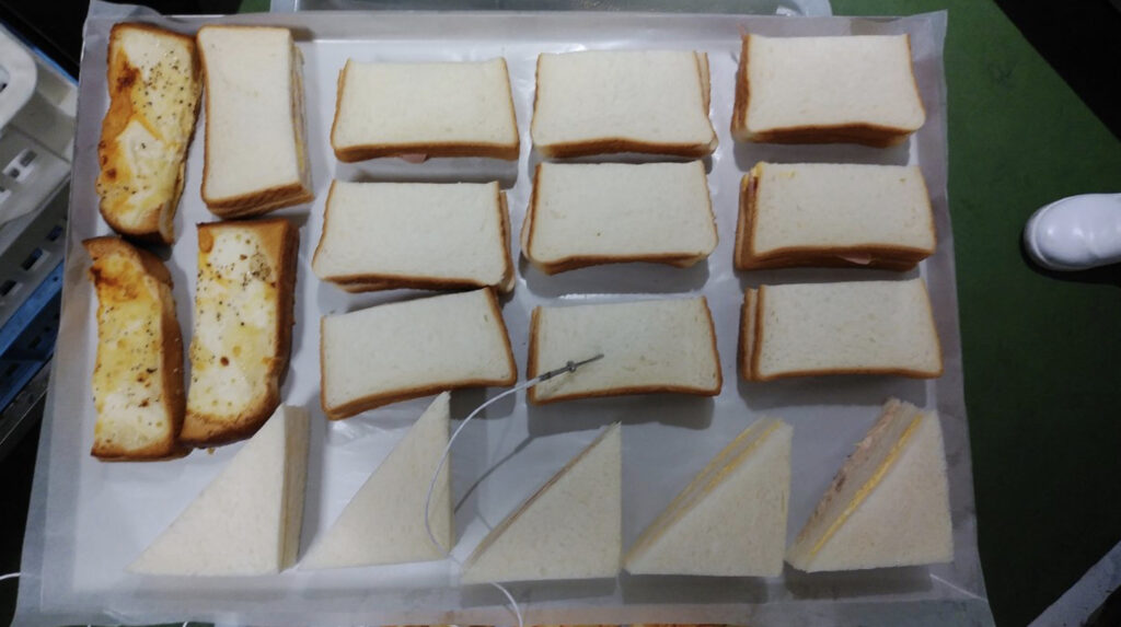 トレーに並べられたたくさんのサンドイッチ