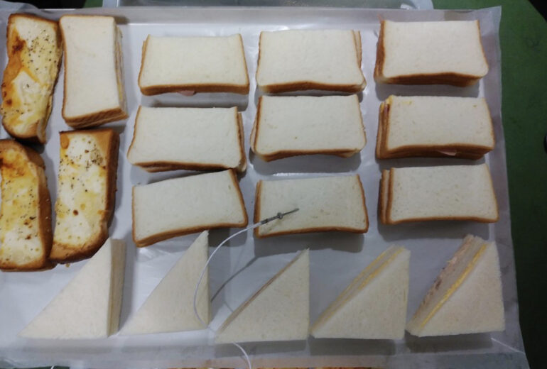 トレーに並べられたたくさんのサンドイッチ