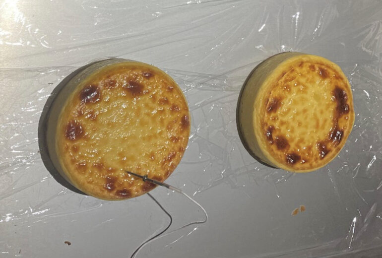 トレイに置かれたチーズケーキホール