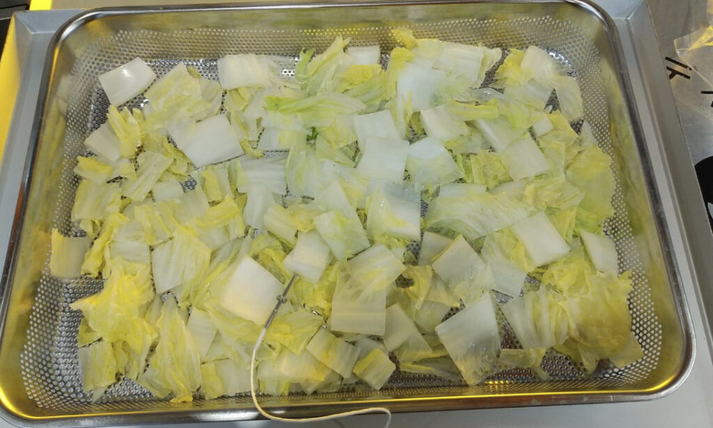 トレーに盛り付けられたボイル後の白菜