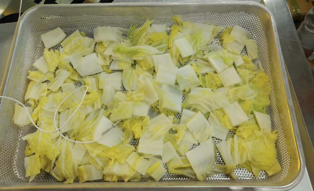 急速冷凍されたトレーに盛り付けられたボイル後の白菜