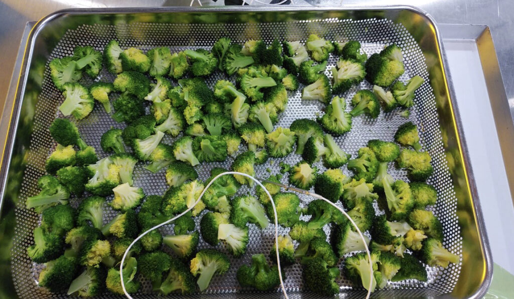トレーに盛り付けられたボイル後のブロッコリー