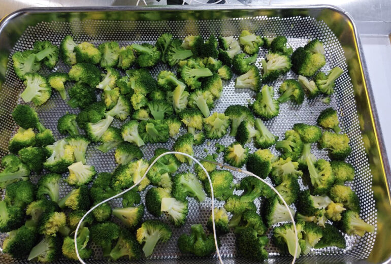 トレーに盛り付けられたボイル後のブロッコリー