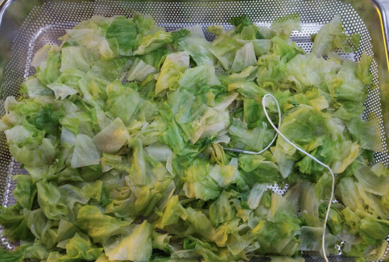 トレーに盛り付けられたボイル後のレタス