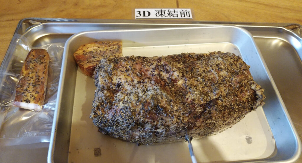 トレーに乗った大きなローストポーク