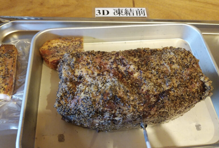 トレーに乗った大きなローストポーク