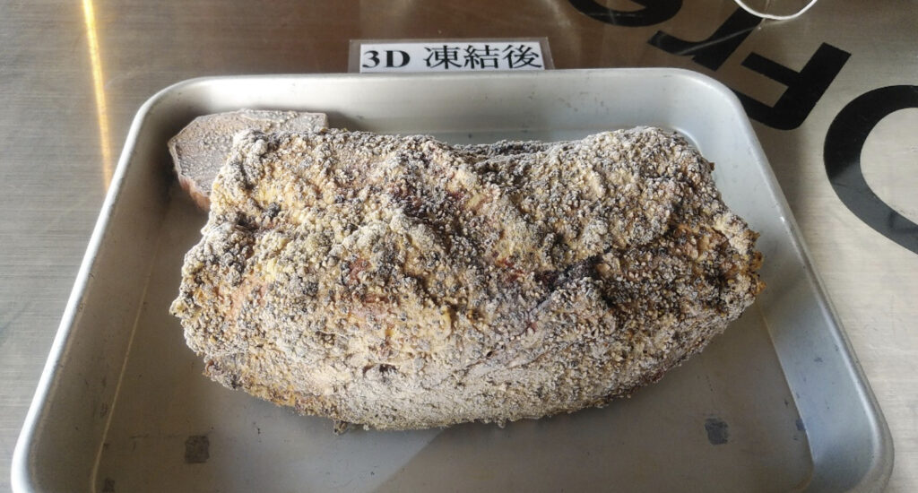 急速冷凍されたトレーに乗った大きなローストポーク