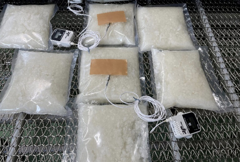 トンネルフリーザーに大根おろしパックが投入されている様子