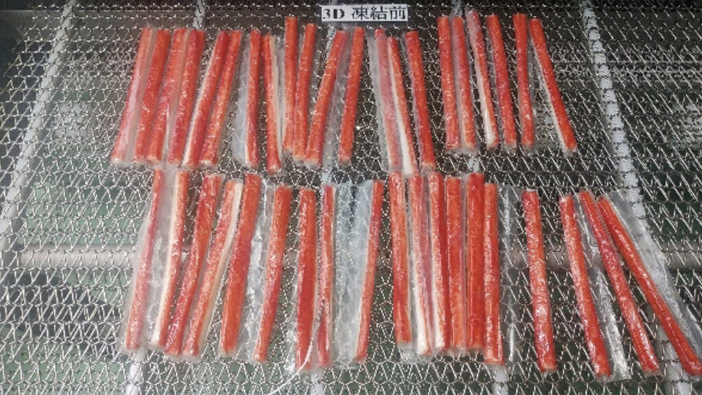 コンベアに載せられたかにかま