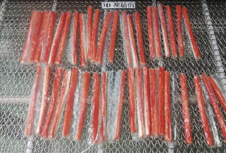 コンベアに載せられたかにかま