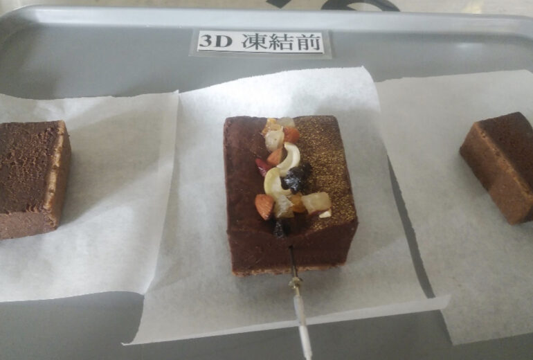 トレーに載せられた冷凍前のショコラテリーヌ