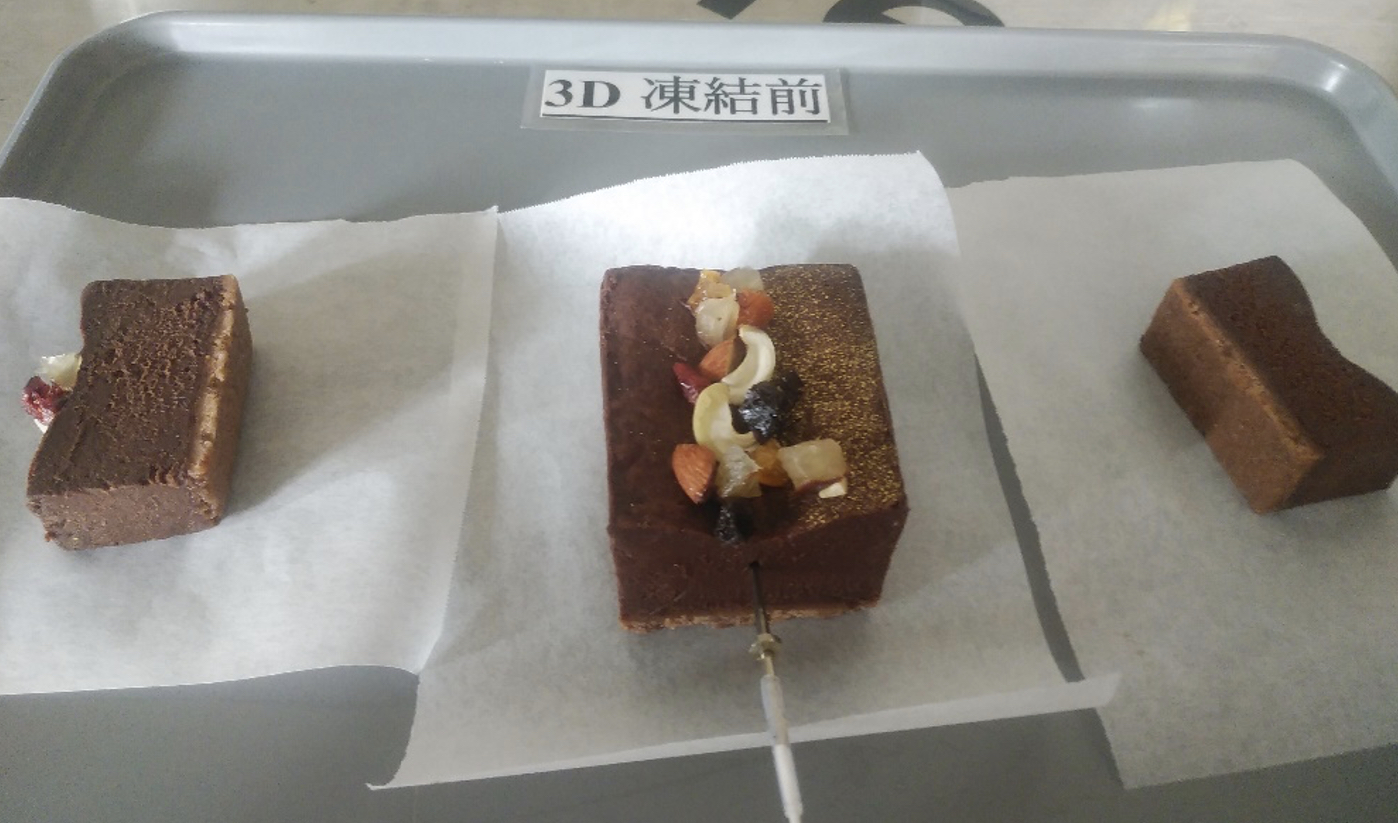 「3D凍結前」の表示があるアルミトレーに、クッキングシートで分けた3点のショコラテリーヌを並べ、中央へ温度センサーを挿した状態