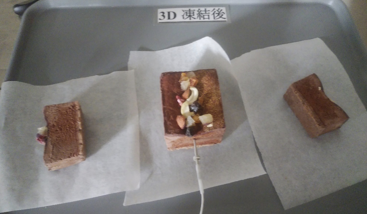 「3D凍結後」の表示があるアルミトレーに3点のショコラテリーヌが並び、中央の飾り付き商品へ温度センサーを挿した状態