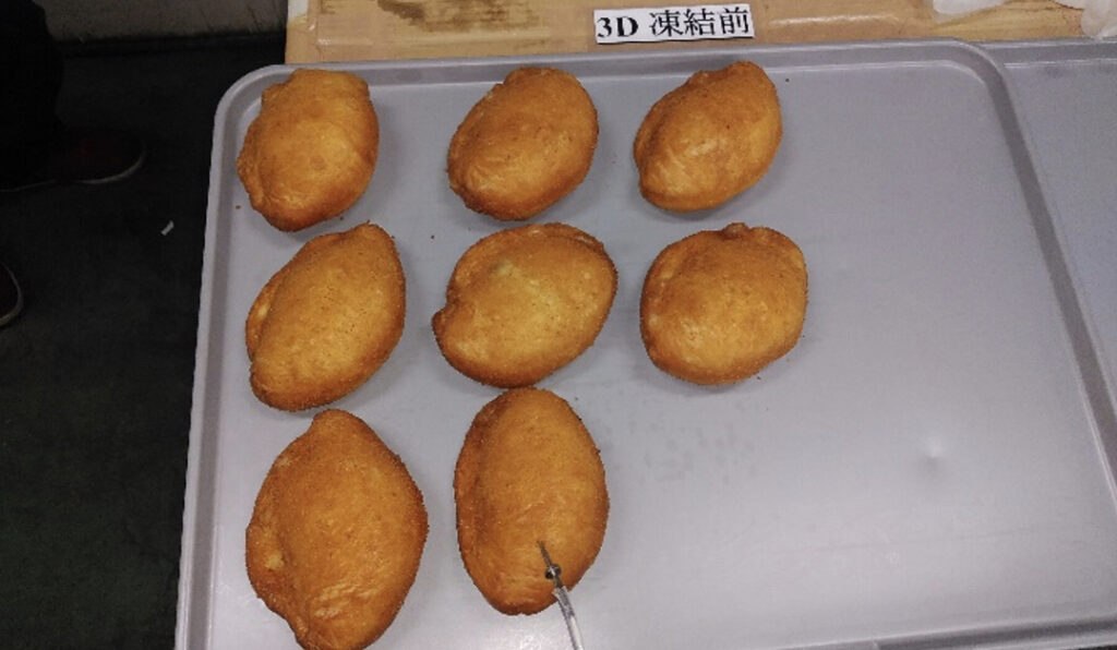 トレーに載せられた揚げパン