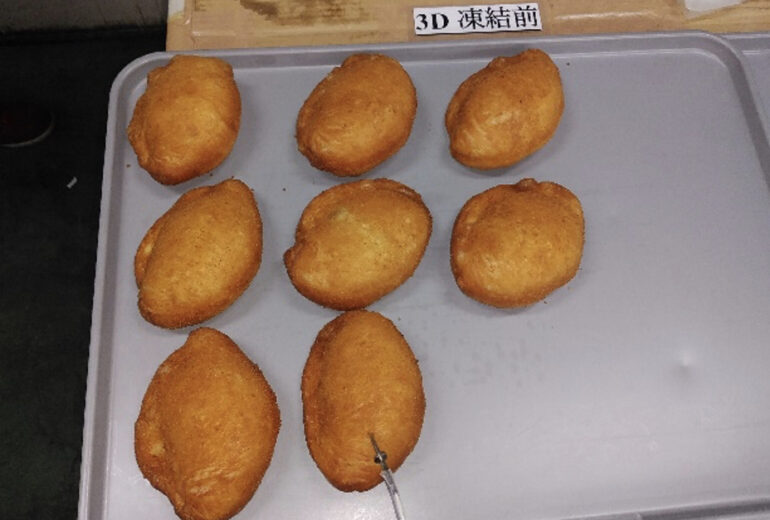 トレーに載せられた揚げパン