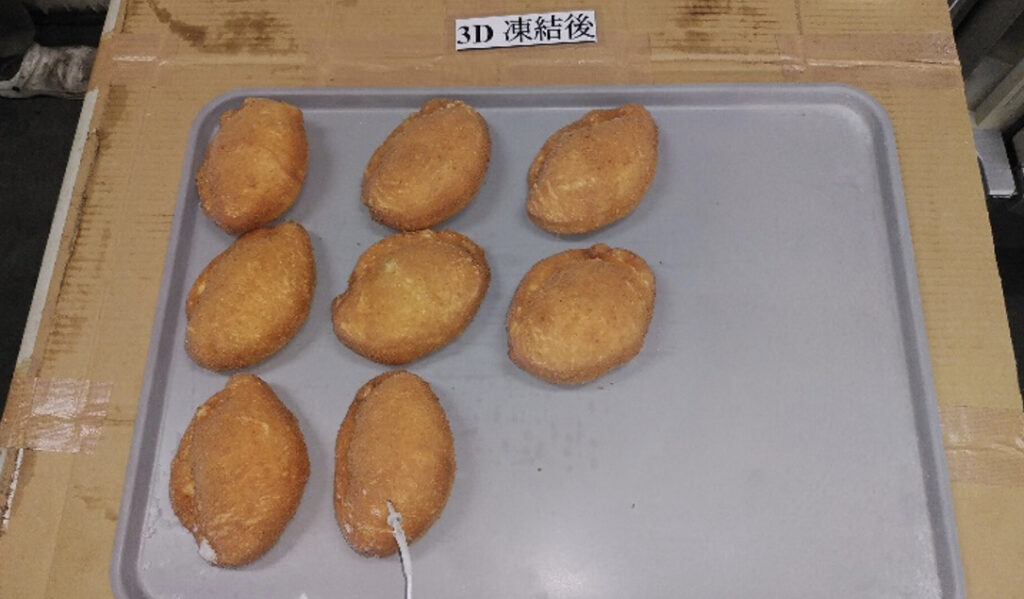 トレーに載せられた急速冷凍された揚げパン