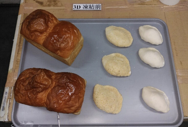 トレーに載せられた食パン