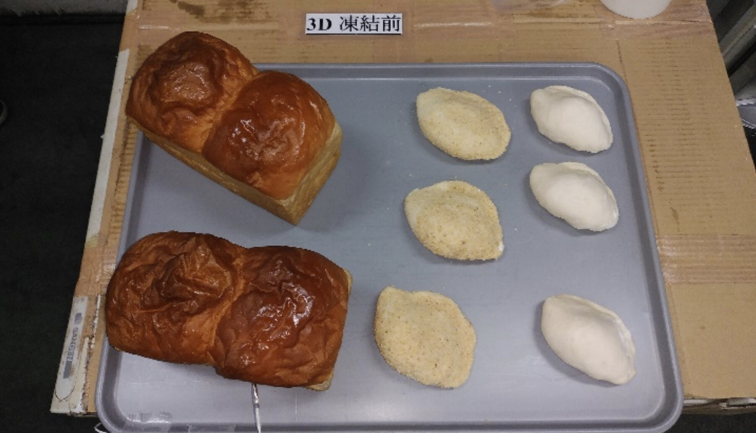 「3D 凍結前」の表示下で、灰色のトレー左に二山型の食パン2本、右に衣付きと白い楕円形の小片を並べ、下の食パンへ温度センサーを差した写真
