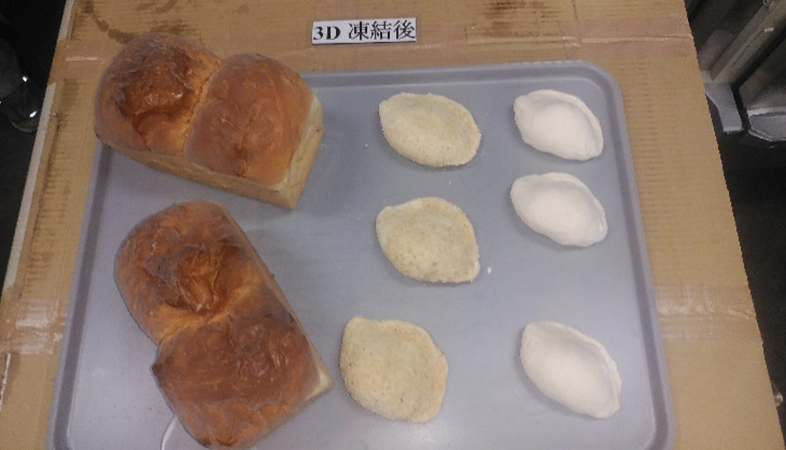 「3D 凍結後」の表示下で、灰色のトレー左に二山型の食パン2本、右に衣付きと白い楕円形の小片を凍結前と近い配置で並べた写真
