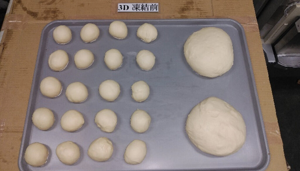 トレーに載せられた焼く前のパン生地