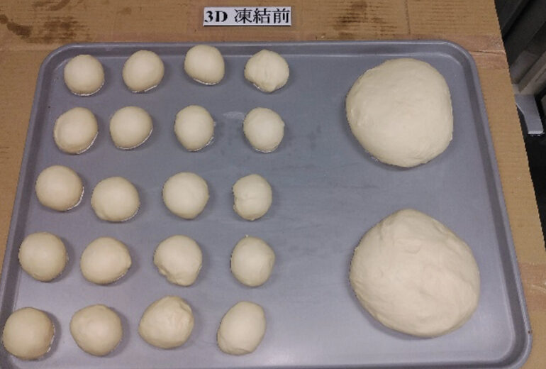 トレーに載せられた焼く前のパン生地