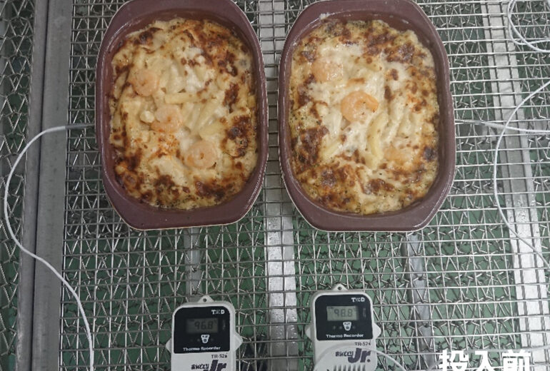 網トレイに置かれた２個のグラタン（急速冷凍機の投入前）