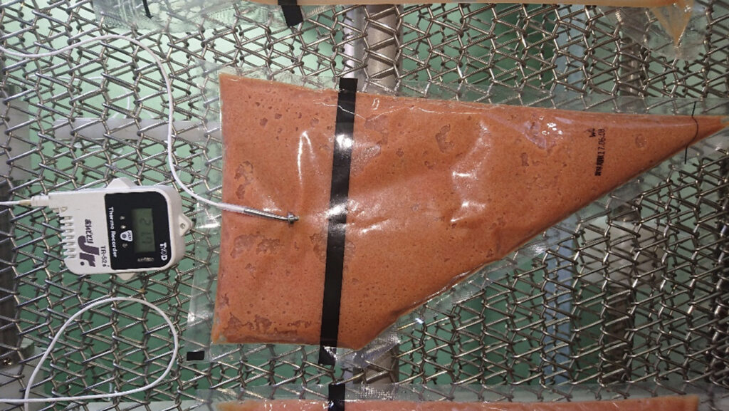 網ネットの上に乗った明太子チューブ