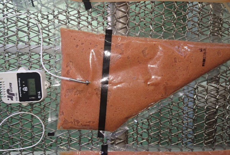 網ネットの上に乗った明太子チューブ