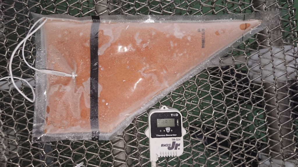 急速冷凍された網ネットの上に乗った明太子チューブ