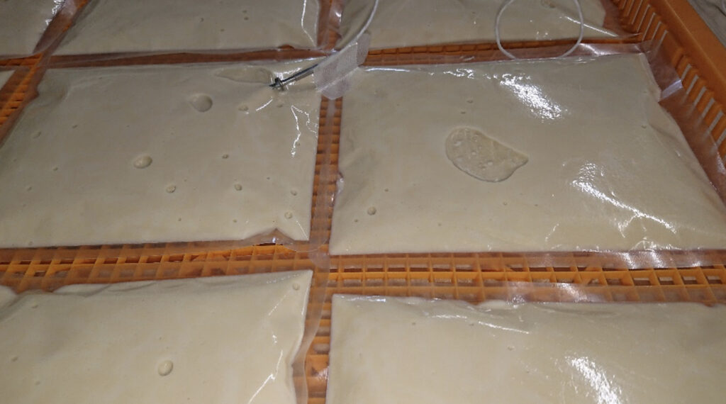 番重に並べられた湯葉パック