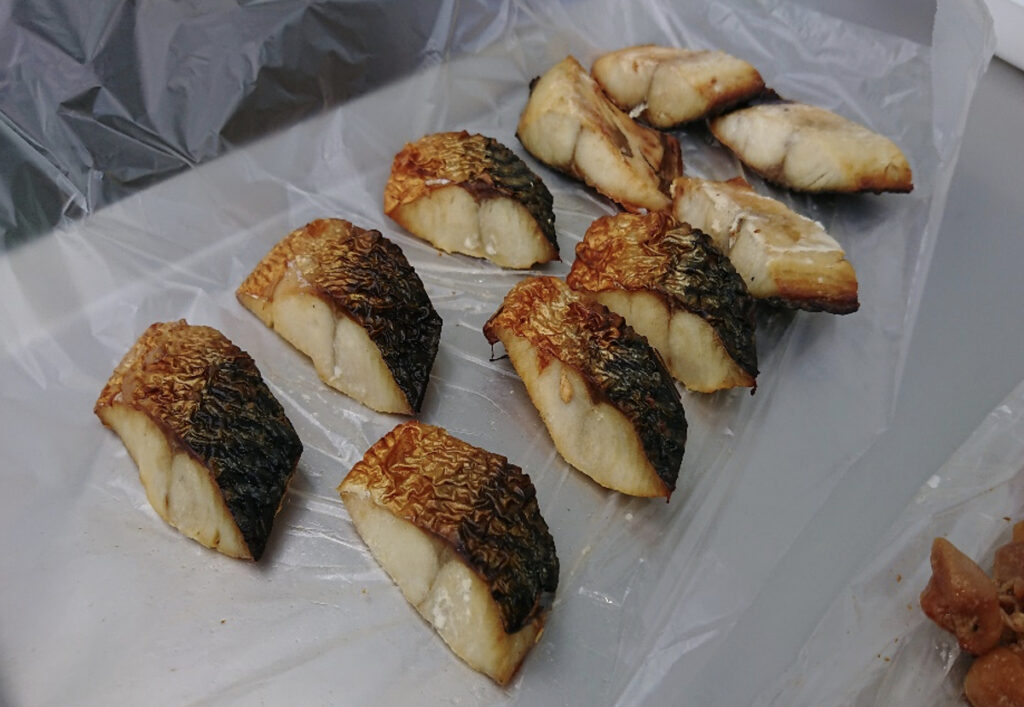 トレーの上にたくさん乗った焼き鯖