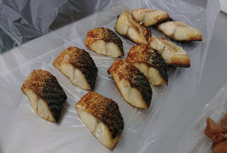 トレーの上にたくさん乗った焼き鯖