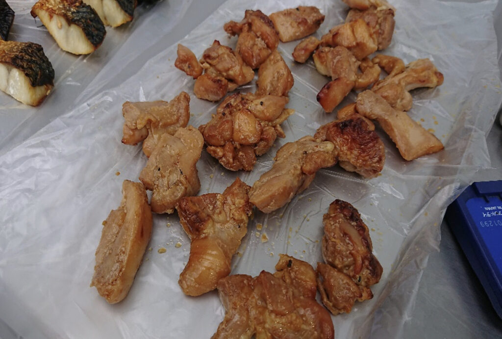 トレーの上にたくさん乗った焼鳥