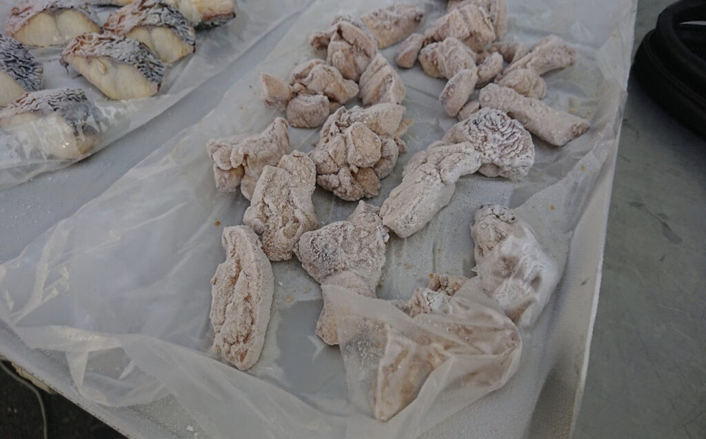 トレーの上にたくさん乗った急速冷凍された焼鳥