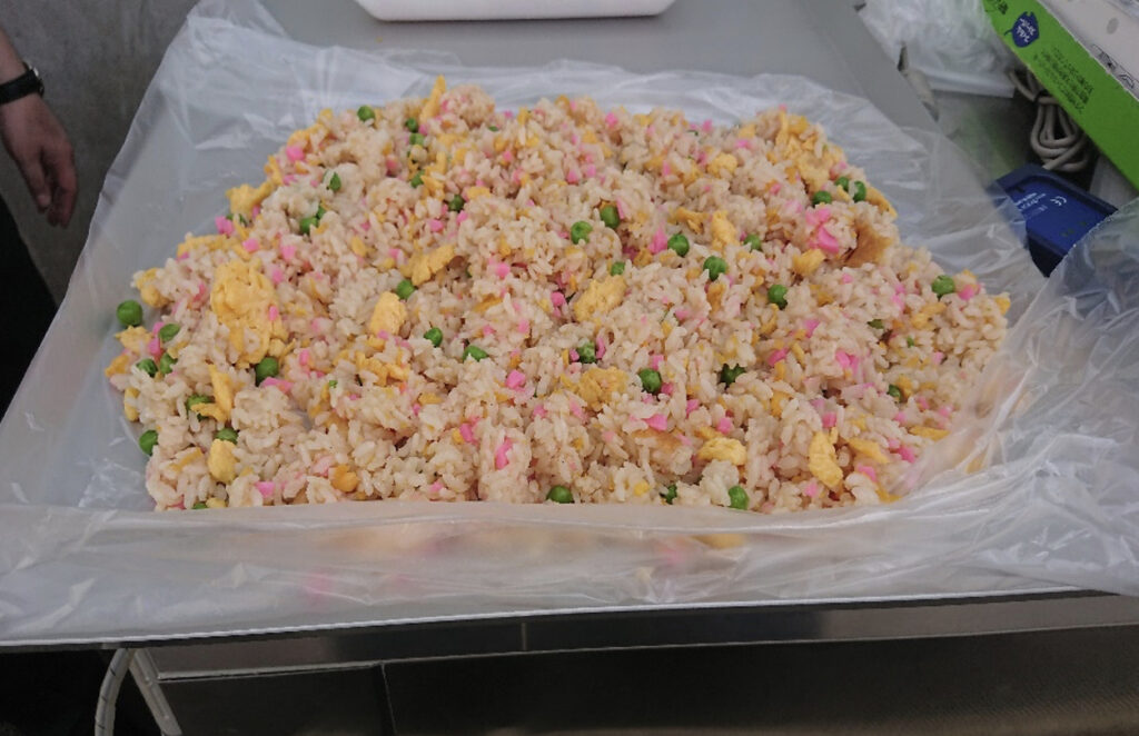 トレーの上にたくさん盛られたチャーハン