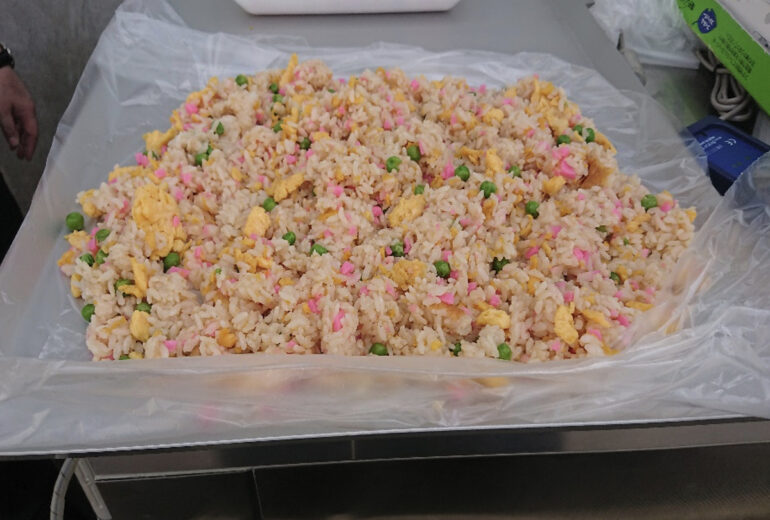 トレーの上にたくさん盛られたチャーハン