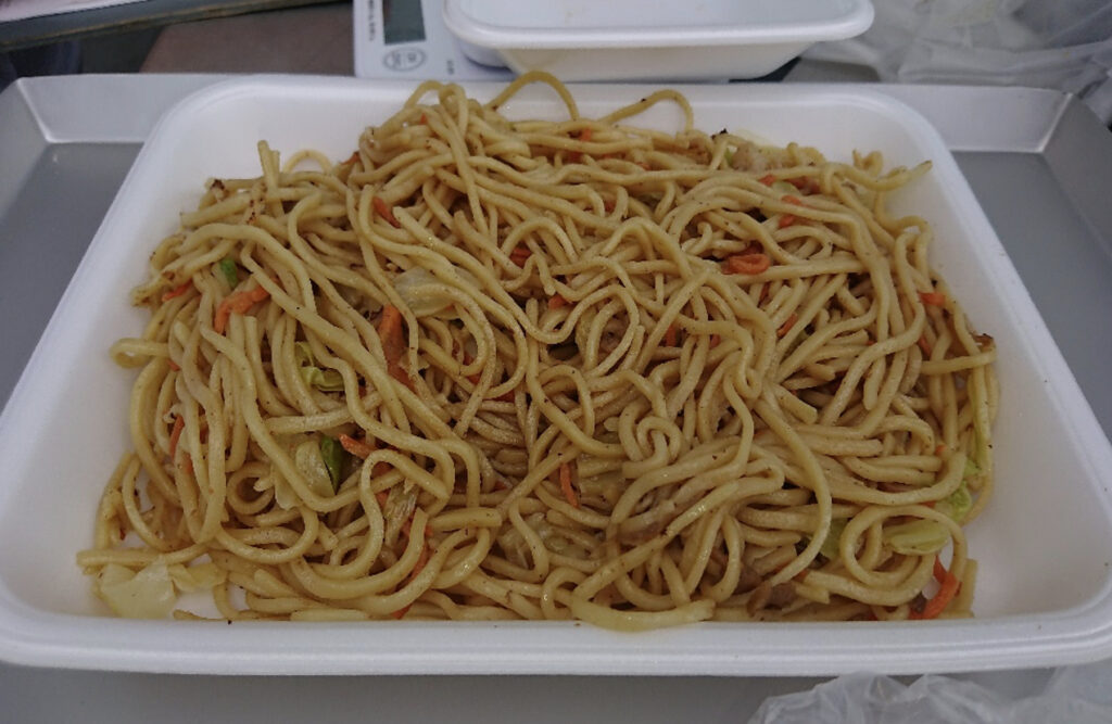 トレイに載せられた焼きそば