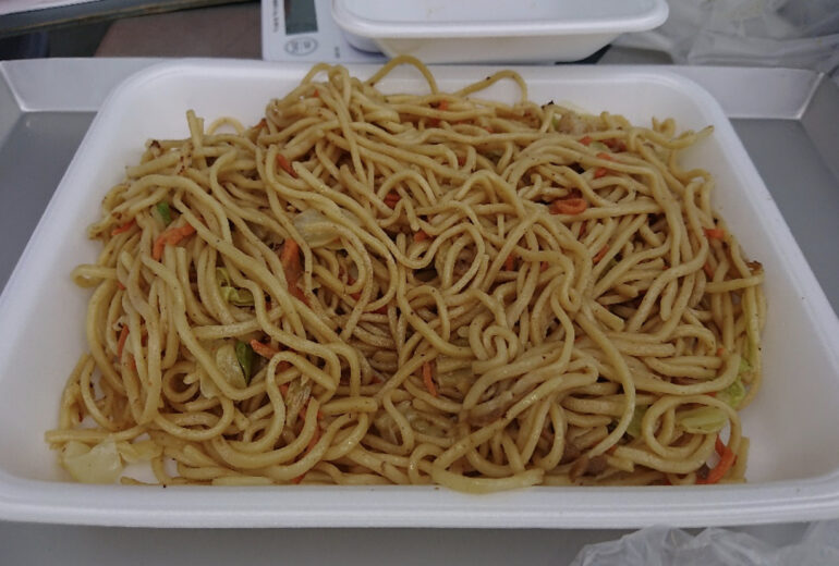 トレイに載せられた焼きそば