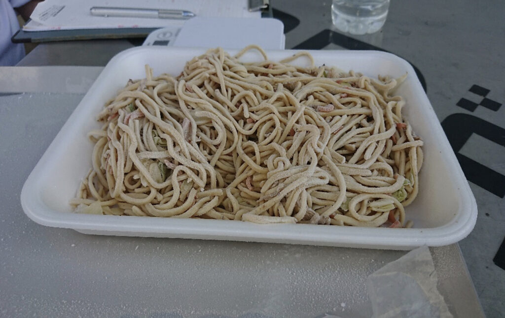 トレイに載せられた焼きそばの急速冷凍後