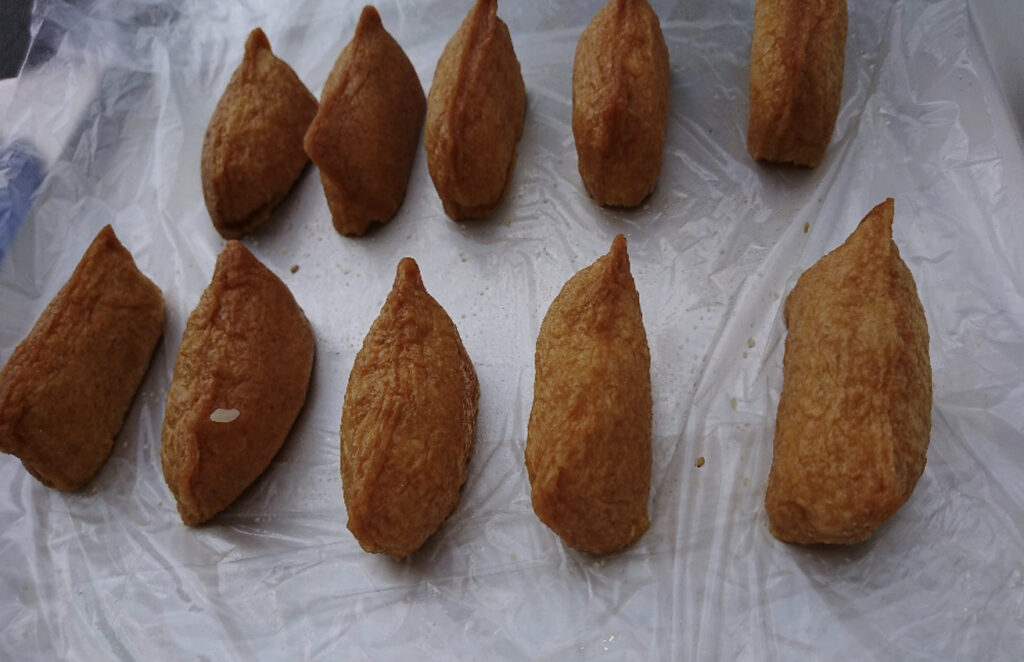 トレーの上にたくさん乗った稲荷寿司（いなり寿司）