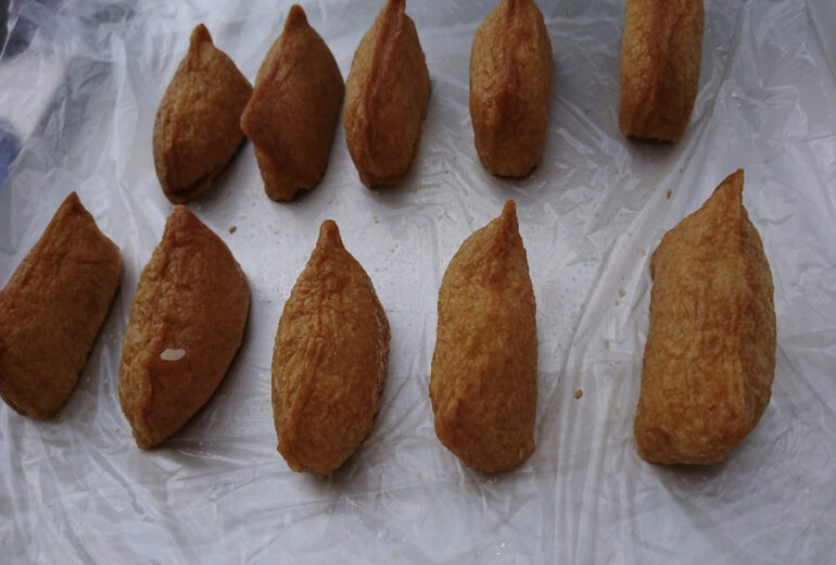 トレーの上にたくさん乗った稲荷寿司（いなり寿司）