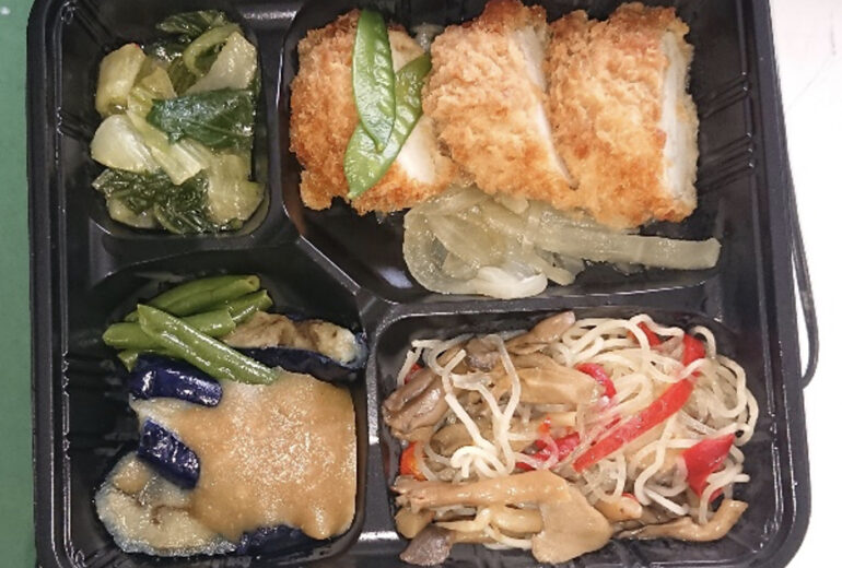 チキンカツ煮弁当（副菜：茄子の味噌だれ、青菜煮浸し、キノコ炒めなど）