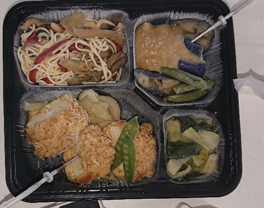 急速冷凍されたチキンカツ煮弁当（副菜：茄子の味噌だれ、青菜煮浸し、キノコ炒めなど）