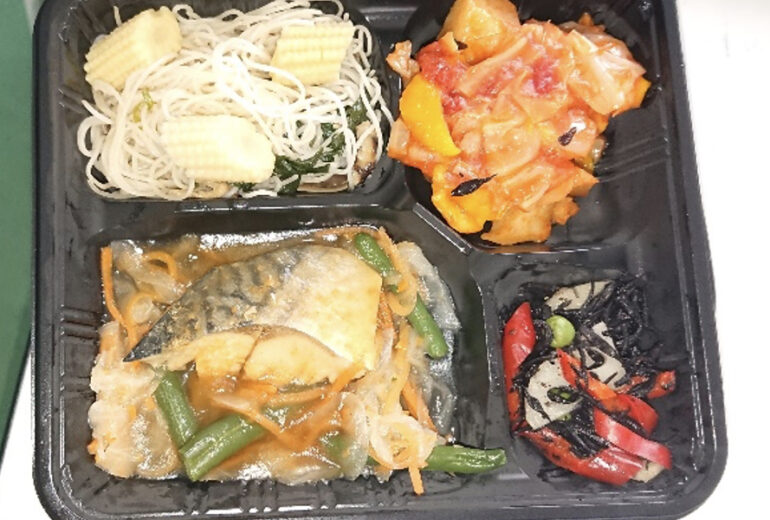 鯖のピリ辛煮弁当（副菜：ベビーコーンと麺の和え物、野菜のトマト煮込み風、ひじき煮など）