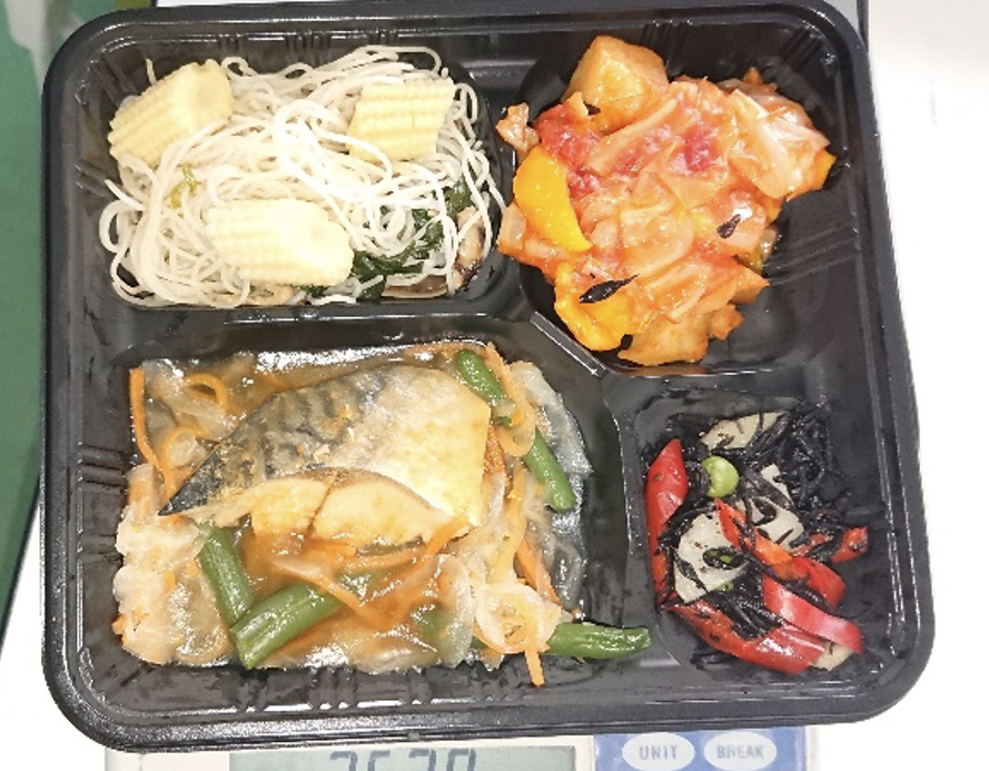 鯖のピリ辛煮弁当（副菜：ベビーコーンと麺の和え物、野菜のトマト煮込み風、ひじき煮など）