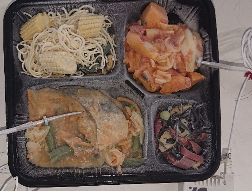 急速冷凍された鯖のピリ辛煮弁当（副菜：ベビーコーンと麺の和え物、野菜のトマト煮込み風、ひじき煮など）