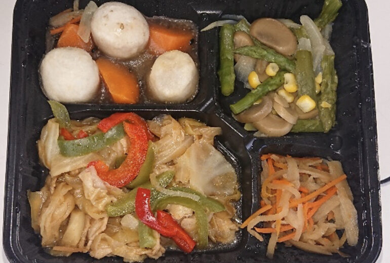 回鍋肉弁当（副菜：里芋と人参の煮物、アスパラとコーンのソテー、きんぴらごぼう）